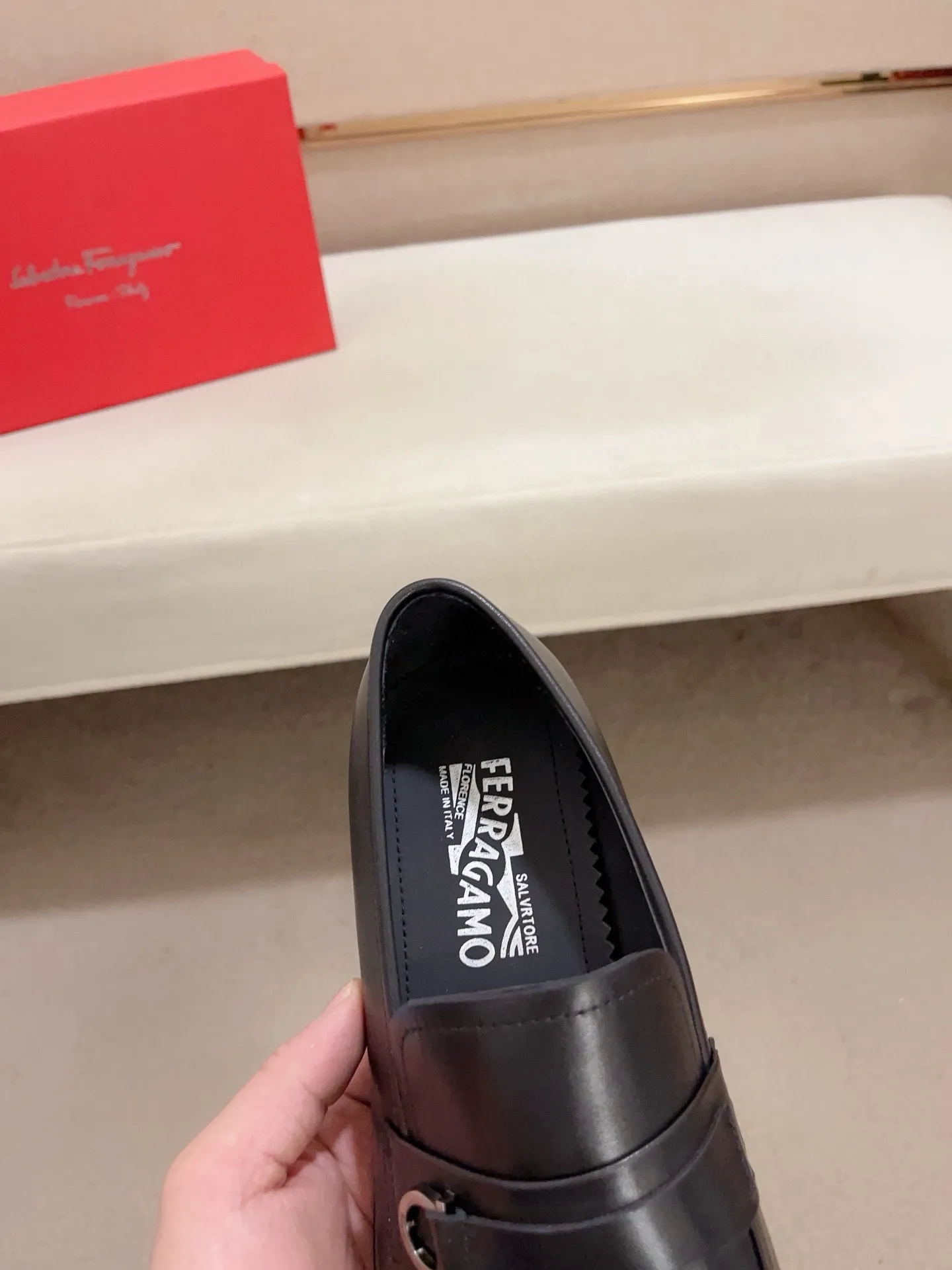 Men's shoes💰: 540💰 High version Ferragamo quality! 🆕🆕Exclusive hot-selling products in stock🔥🔥New products on the shelves, high-quality shoes, high-end driving shoes, with complete packaging! 💪 💪 Material: imported patented cowhide 🐂 + imported high-quality water-dyed cowhide lining + wear-resistant outsole 👍🏻👍🏻 Features: high-end and comfortable, purely handmade 🚀 🚀 Create the perfect shoes that suit you best 🔥 🔥 Size: (38-44) Can be customized 45 non-returnable!